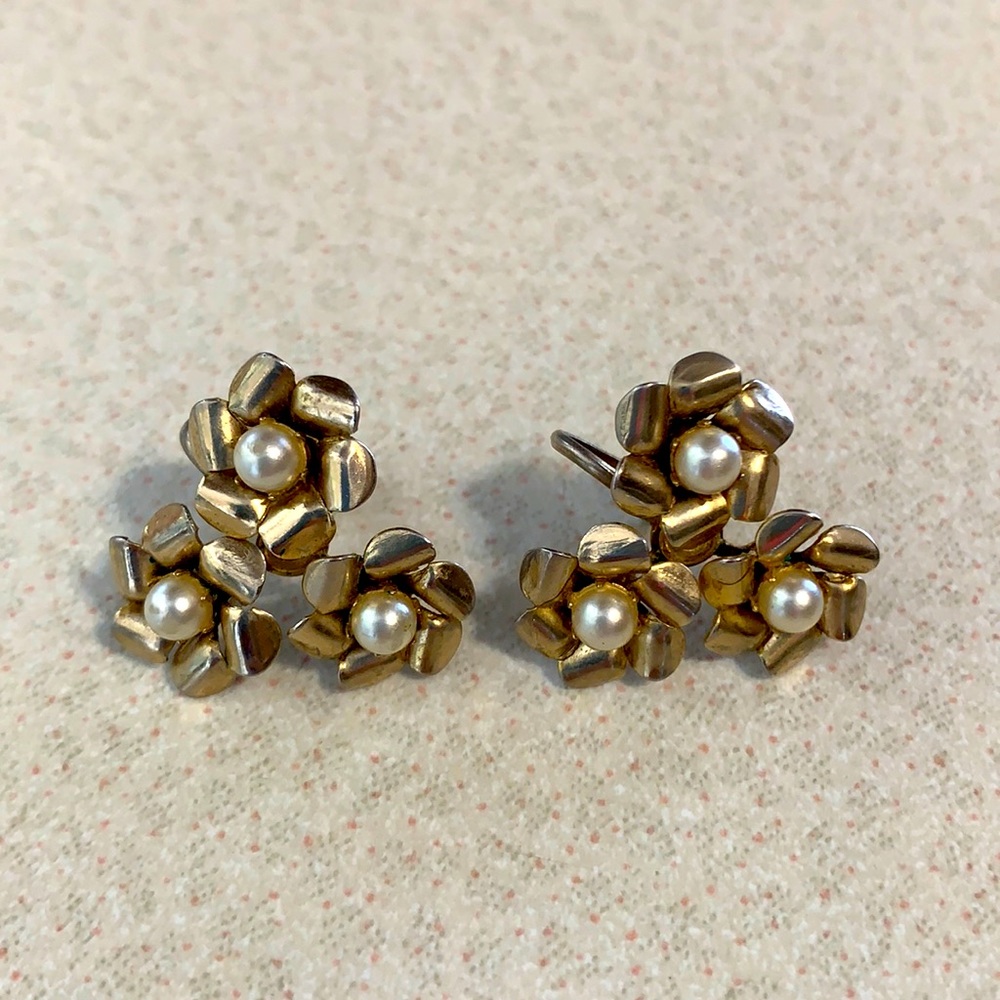 Coro gold tone faux pearl screw backs (7)